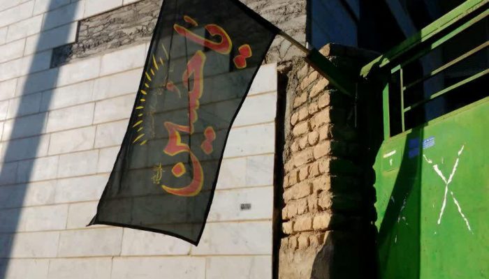 سیاه پوشی مسجد و محله باقرخان برای عزاداری محرم همراه با مواسات اجتماعی
